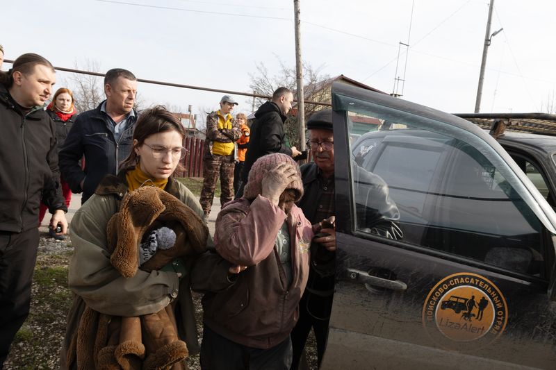 Пес Рекс не бросил хозяйку в беде - вместе они выжили ночью в холодном лесу под дождем